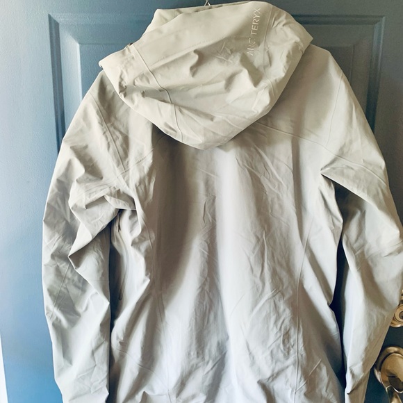 Arc’teryx Light Gray Hooded Jacket winter coat - Picture 12 of 16
